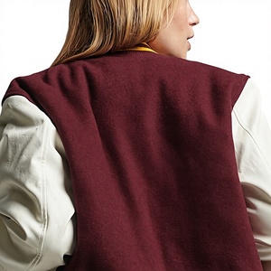 Veste universitaire bordeaux et crème avec bordure jaune, col rabattu, fermeture boutonnée, manches classiques, style preppy, vêtement d'extérieur pour l'automne - Product Image 2