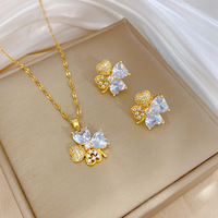 KISSWIFE Ensemble en Cuivre Plaqué Or avec Zircons, Collier et Boucles d'Oreilles Fleur Papillon en Acier Inoxydable pour Femme