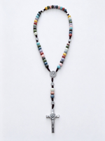 Chapelet de Saint Benoît multicolore en perles de bois sculptées, collier de prière catholique, bijoux religieux avec croix, idéal pour un cadeau