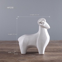 Drei Schafe bringen Glück: Keramik-Deko, niedliche Schaf-Skulptur, moderne nordische minimalistische Ornamente für das neue Haus und das Wohnzimmer