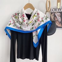 Foulard en soie à bordure beige et motif floral, imprimé roses vintage, carré - Accessoire chic avec bordure bleue