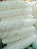 Machine d'emballage verticale entièrement automatique à moteur pneumatique et commande PLC pour sachets de film PE, idéale pour l'emballage de produits alimentaires et de boissons en cartons.