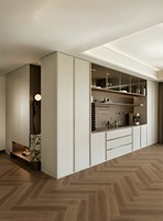 Buffet en bois sur mesure avec porte en verre et éclairage LED