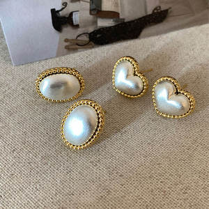 Pendientes de tuerca coreanos retro barrocos al por mayor, chapados en oro, ovalados con perlas nupciales, joyería de aleación de moda para mujer - Product Image 4
