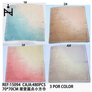 Foulard quadrato piccolo con pois sfumati 70x70cm, accessorio moda per donna - Product Image 2