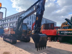 Excavatrice Hyundai 220LC d'occasion à faible taux de défaillance, unité sur chenilles pour charges lourdes, idéale pour l'extension de cours d'industrie et le stockage de terre en vrac - Product Image 1