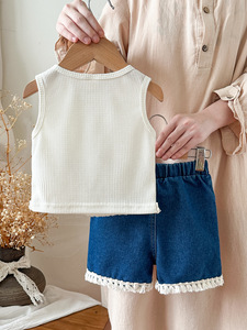 Completo Set Due Pezzi per Bambina 2026 di Tendenza: Top a Costine con Fiocco e Jeans con Inserti in Pizzo - Ingrosso Abbigliamento Bambina - Product Image 2