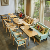 Ensemble de mobilier de restauration moderne en bois : canapé, chaise et table pour la restauration, les salons de thé, les restaurants et les cafés
