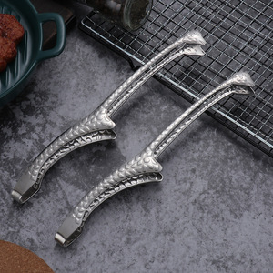 Pinces à nourriture en acier inoxydable en forme de girafe, polyvalentes pour barbecue, pain, steak, glace, conception durable - Product Image 3