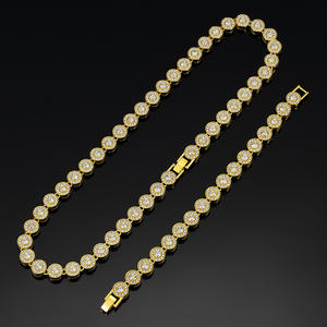 طقم مجوهرات من سلسلة وسوار كوبي بعرض 10 مم مرصع بالأحجار الكريمة اللامعة بلون فضي وذهبي - Product Image 2