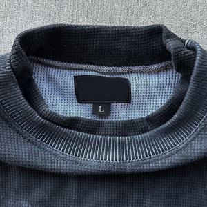 เสื้อยืดคอกลมแขนยาวสองชั้นแบบยูนิเซ็กซ์  ผ้าวอฟเฟิลเนื้อนุ่มสไตล์วินเทจ ล้างสีแบบแอซิดวอช  เสื้อครอปแขนยาวสำหรับผู้ชาย - Product Image 3