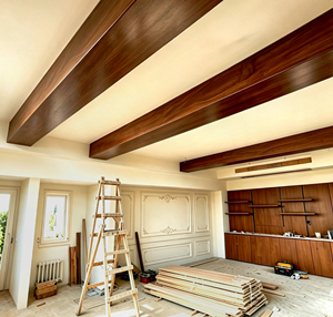 Vente directe usine – Nouvelles poutres en PU imitation bois, légères et imperméables, pour usage intérieur et extérieur – Matériau de construction en plastique de qualité supérieure - Product Image 1