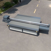 Printer UV Flatbed Profesional 3325 Skala Besar untuk Pencetakan Grafis Detail pada Pelat Logam
