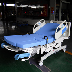 Table d'opération gynécologique électrique 2100x600x600mm certifiée CE, lit d'accouchement mobile - Product Image 1
