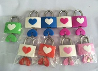 Cadenas d'amour coloré en fer recouvert de caoutchouc AJF Nanshan Tower avec clé de déverrouillage