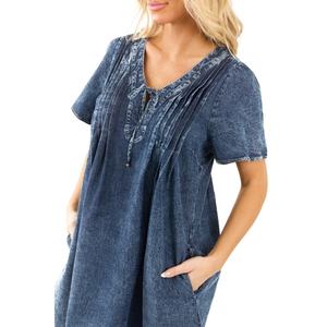 Nouvelle Arrivée Robe d'été en jean délavé coupe moyenne, col en V, buste plissé, manches courtes, mini-robe - Product Image 4