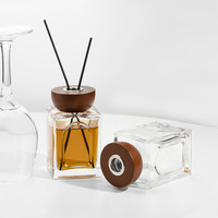 Diffuseur de parfum moderne haut de gamme en verre carré avec impression sérigraphique, bouteille de 200 ml avec bouchon en bois pour usage cosmétique, parfum, chambre, voiture, hôtel