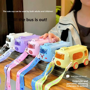 Bouteille d'eau portable en plastique de 500 ml en forme d'autobus mignon pour enfants, avec sangle d'épaule et paille intégrée pour une boisson facile - Product Image 3