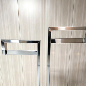 Support de présentation de vêtements en métal robuste au design minimaliste avec base en marbre pour l'aménagement de magasins de détail - Product Image 6