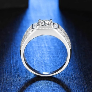 <span class=keywords><strong>Real</strong></span> D Color 925 perak murni cincin pria berlapis emas 18K 1CT Ice Out Moissanite bersertifikat Gra elegan Iced Out Look untuk pria - Product Image 3