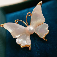 Broches en or 14 carats de haute qualité avec perle d'eau naturelle Design de fleur en cristal de luxe en strass à la mode pour le costume des femmes