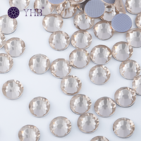 Strass réfractifs en verre légers et aériens, lavables, à dos plat, thermocollants, à 12 facettes, pour la décoration de chapeaux et la garniture de chaussures