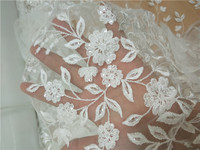 Tissu en maille 3D blanc luxueux brodé de perles 100 % polyester pour la confection de robes et de vêtements de performance