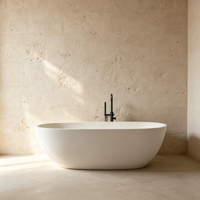 Baignoire autoportante ovale blanche en acrylique, moderne, avec robinet sur pied, pour projets hôteliers et de complexes hôteliers