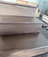 Marchepieds d'escalier SPC modernes aspect bois plancher nez intégré pour des escaliers commerciaux résidentiels sûrs