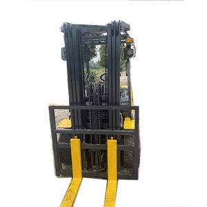 Carretilla elevadora diésel pequeña Komatsu 30, 3 toneladas, 3 etapas, 4,5 metros, pintura original usada, a la venta - Product Image 1