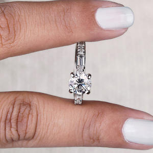 Anello da Donna in Oro Bianco con Diamante Taglio Brillante Rotondo Colore G, Anello di Fidanzamento con Diamante Naturale e Pietre Laterali a Baguette - Product Image 2