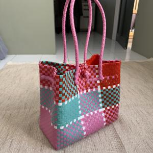 Sacs à main faits à la main pour femmes, sac tissé de qualité supérieure, matériau plastique recyclé, tissage recyclé d'Indonésie - Product Image 2