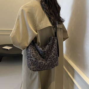 กระเป๋าโท้ทพิมพ์ลายเสือดาวดีไซน์เฉพาะกระเป๋าสะพายไหล่ย้อนยุคความจุขนาดใหญ่ - Product Image 2