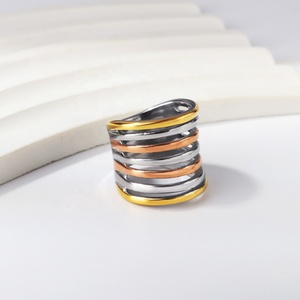 Nouvelle bague large et épaisse en acier inoxydable à motif géométrique de style européen, plaquée or 18 carats, bijou étanche pour empilage de doigts - Product Image 3