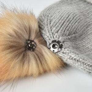 <span class=keywords><strong>Bonnet</strong></span> tricoté avec <span class=keywords><strong>pompon</strong></span> en fourrure pour femmes, unisexe, de haute qualité, en laine, tendance, vente en gros, collection hiver - Product Image 6