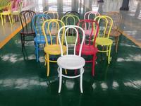 Chaise de restaurant et de café moderne en plastique PP imitation bois avec support renforcé, stable, durable, design en bois courbé, structure légère