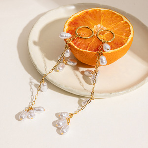 Boucles d'oreilles élégantes à pampilles et perles, plaquées or, design géométrique, bijoux de fête pour femmes - Product Image 4