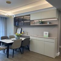 Griffloses, maßgefertigtes Esszimmer-Sideboard mit gehärteten Glasweinregalen für schmale Essbereiche in Studios