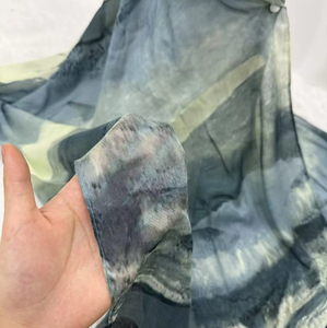 Le stampe floreali stampate su modal aggiungono un tocco di raffinatezza discreta e valorizzano l'aspetto generale della <span class=keywords><strong>sciarpa</strong></span> da donna. - Product Image 6