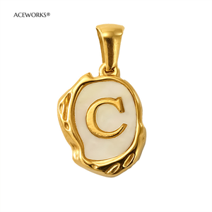 Pendentif initial en coquille baroque |   Charmes en forme de lettres de l'alphabet en acier inoxydable plaqué or 18K PVD |   Imperméable, hypoallergénique et durable - Product Image 6