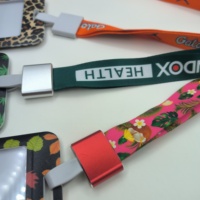 Lanières de cou en polyester personnalisables avec logo, design coloré, porte-badge durable