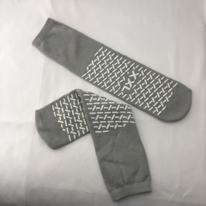 Calzini alla caviglia per dormire in poliestere 100% sostenibili punti di gomma per l'ospedale - Product Image 2