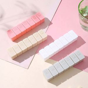 Boîte à pilules portable de voyage hebdomadaire avec logo personnalisé rose, facile à ouvrir, 7 jours, en plastique PP, pratique pour le rangement des médicaments - Product Image 2
