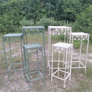 Juego de tres soportes triangulares altos para macetas, estilo vintage, con acabado envejecido, para plantas de Epipremnum, decoración en <span class=keywords><strong>escalera</strong></span>. - Product Image 4