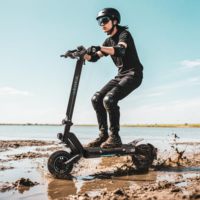 Günstiger Dual-Motor Offroad E-Scooter 48V 20Ah Geländetauglicher E-Roller 10-Zoll Elektroroller für Alle Terrains
