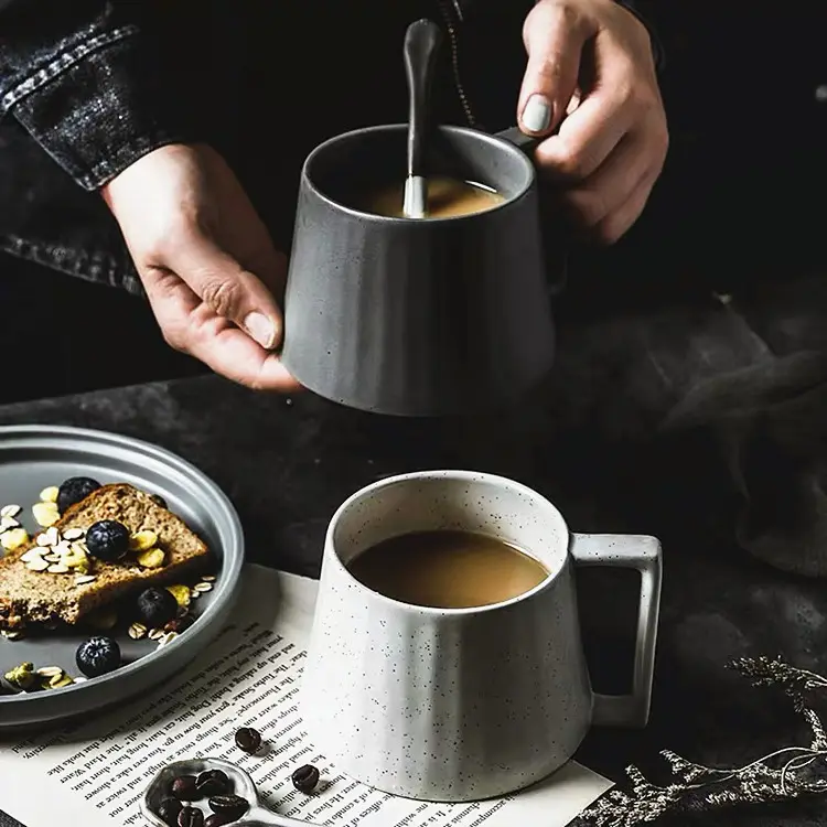 Taza de cerámica de capuchino de moda nórdica, taza de leche de café de oficina mate negra personalizada para regalo de vacaciones