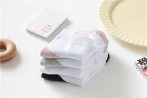 Chaussettes de printemps et d'automne résistantes à la saleté pour enfants Chaussettes courtes en coton Noir Blanc Étudiants Chaussettes pour enfants - Product Image 6