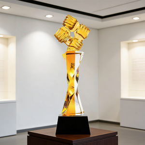 Trofeo de Resina Transparente con Grabado Personalizado, Premio de Cristal Dorado con Diseño de Mano Entrelazada - Product Image 2