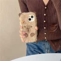 Coque de téléphone en peluche Capybara avec jolie pince à cheveux, housse de protection chaude pour l'hiver pour iPhone 17 Pro Max 15, usage quotidien et extérieur