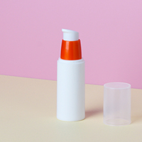 Flacon pompe sans air Dalica PP avec accent orange, conteneur cosmétique mince pour sérums et lotions de soin, sérigraphié sur mesure